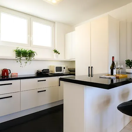 Peaceful Penthouse With Garage By Ndp Rent Apartman Róma